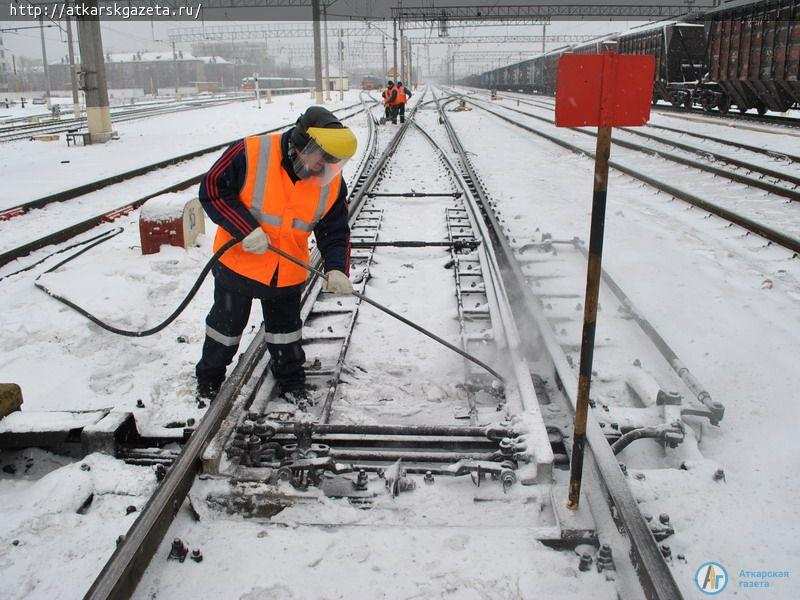 Более сотни путейцев третьи сутки борются со снежными заносами