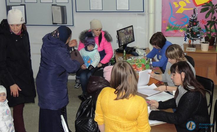 Более тысячи новогодних подарков от КЦСОН получат аткарские дети