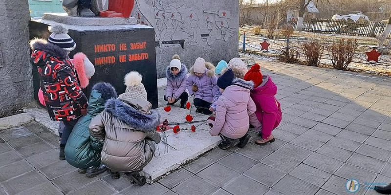 Большеекатериновские школьники почтили память Героев 