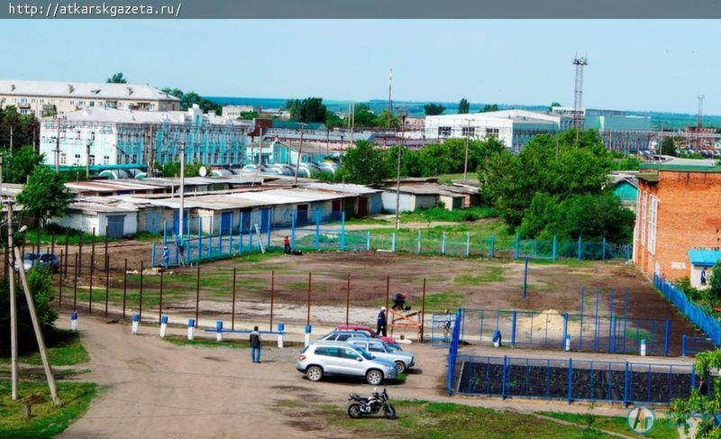 Большой субботник проходит на улице Локомотивной