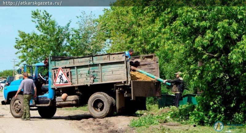 Большой субботник проходит на улице Локомотивной