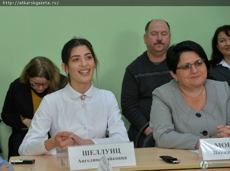 Будущая медсестра Ангелина ШЕЛЛУНЦ пообещала Губернатору вернуться работать в Аткарск