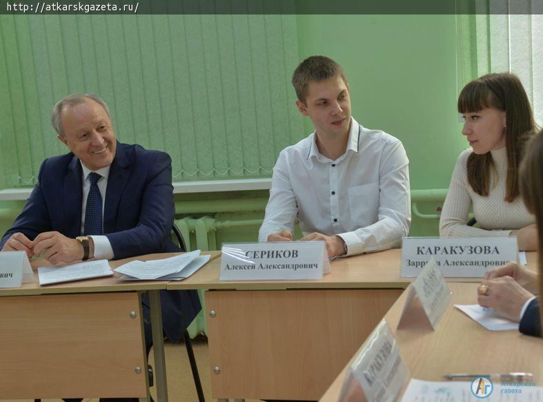 Будущая медсестра Ангелина ШЕЛЛУНЦ пообещала Губернатору вернуться работать в Аткарск