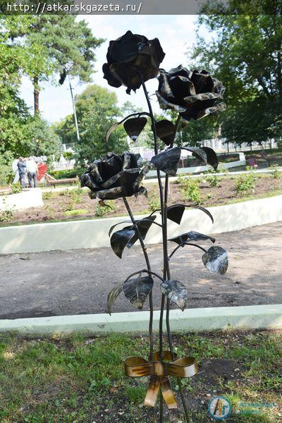 Букет из кованых роз украсил парковую аллею (ФОТО)