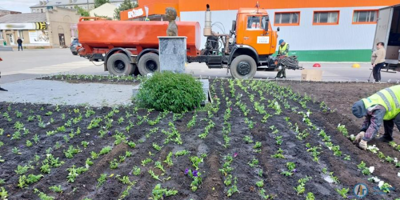 Бульвар Вали Макеевой украсили сотни цветов