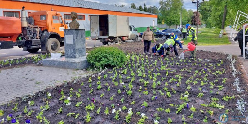 Бульвар Вали Макеевой украсили сотни цветов