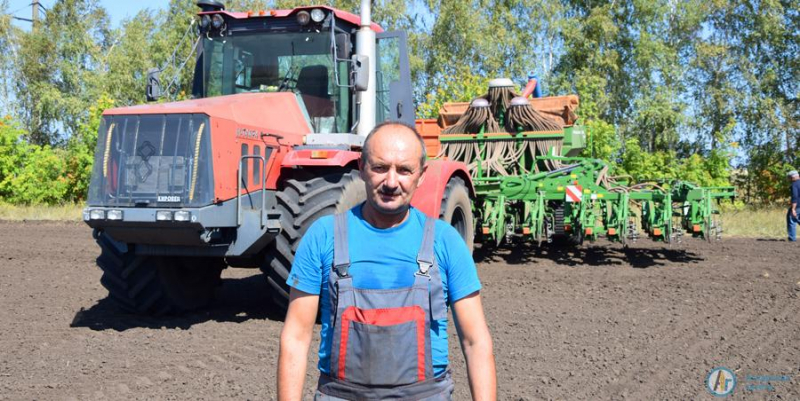 Четверо подростков трудятся на посевной 