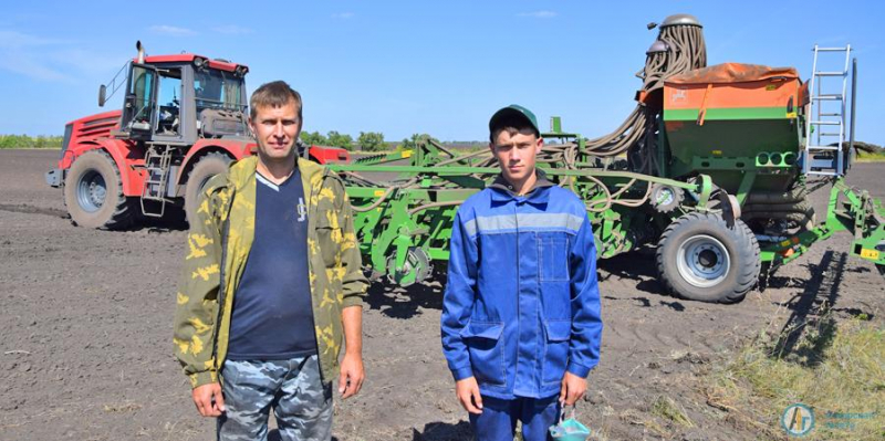 Четверо подростков трудятся на посевной 