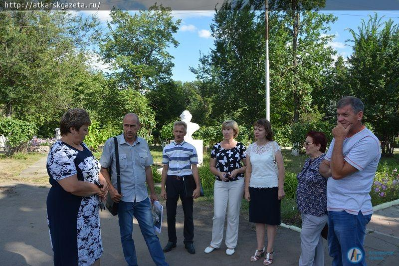 Четыре дерева помешали реконструкционным работам в парке (ФОТО)