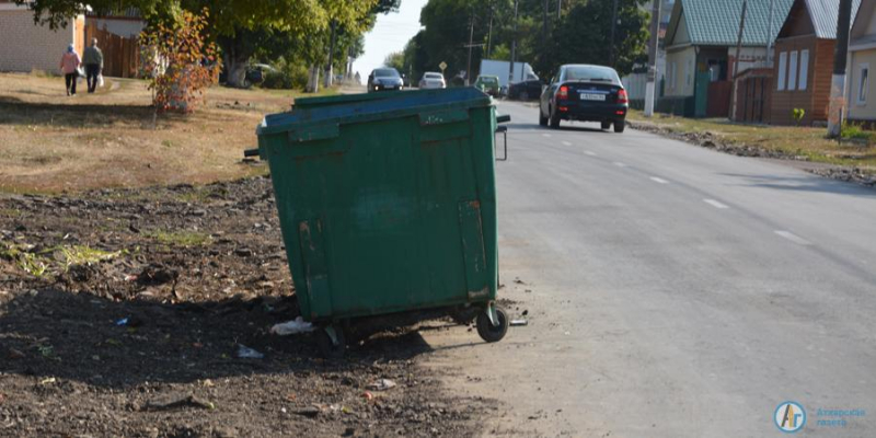 Читатели "АГ" пожаловались на мусорные баки на проезжей части улиц