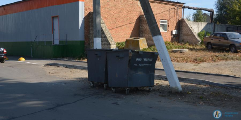 Читатели "АГ" пожаловались на мусорные баки на проезжей части улиц
