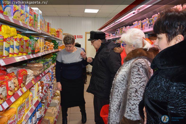 Член Общественной палаты  Елена РЕЗЕПОВА поинтересовалась качеством продуктов в аткарских магазинах