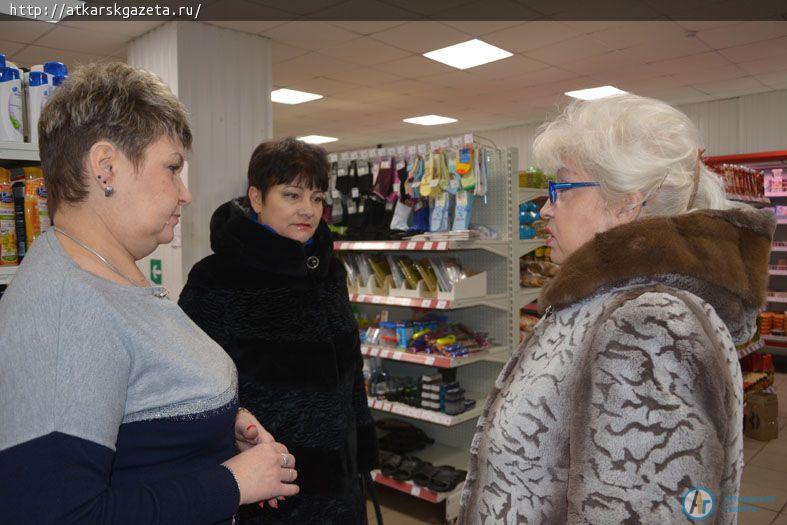 Член Общественной палаты  Елена РЕЗЕПОВА поинтересовалась качеством продуктов в аткарских магазинах