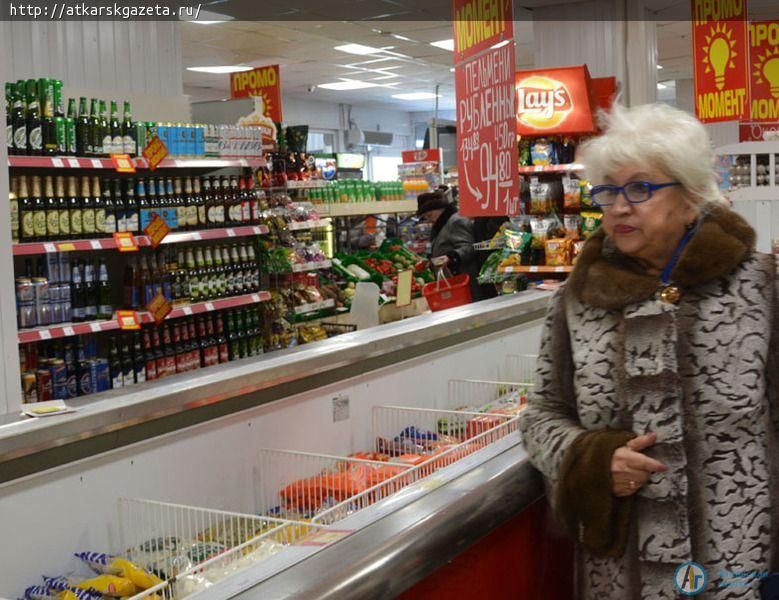 Член Общественной палаты  Елена РЕЗЕПОВА поинтересовалась качеством продуктов в аткарских магазинах