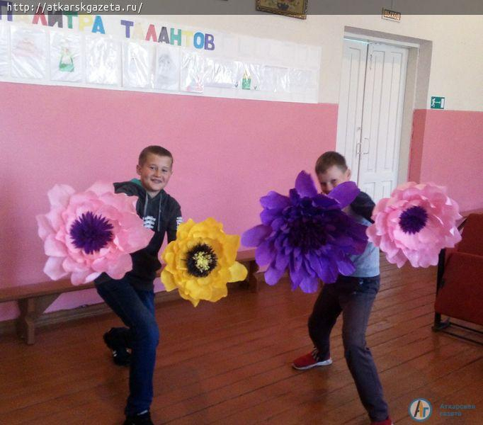 Даниловские школьники научились делать бумажные цветы