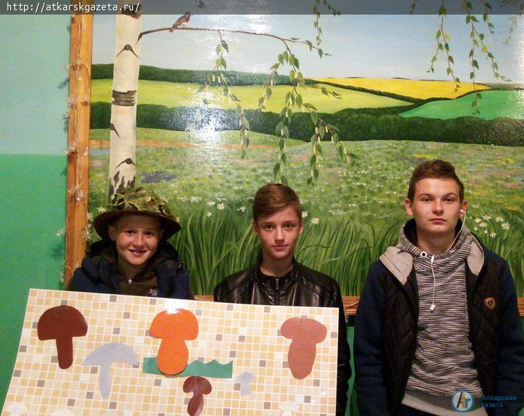 Даниловские школьники научились делать бумажные цветы