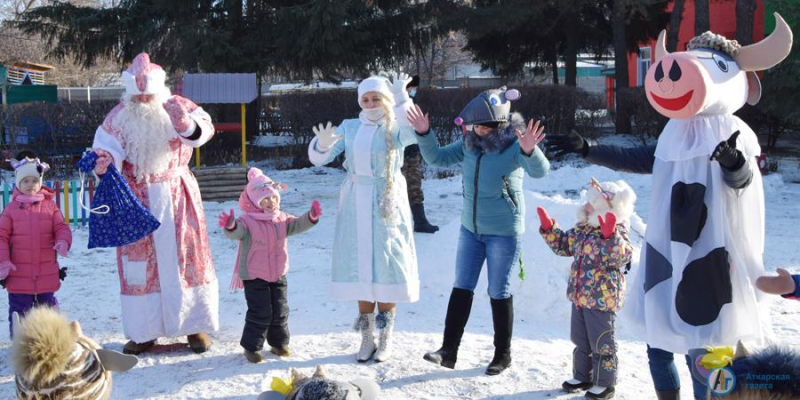 Дед Мороз и его друзья пришли в гости в детские сады Аткарска