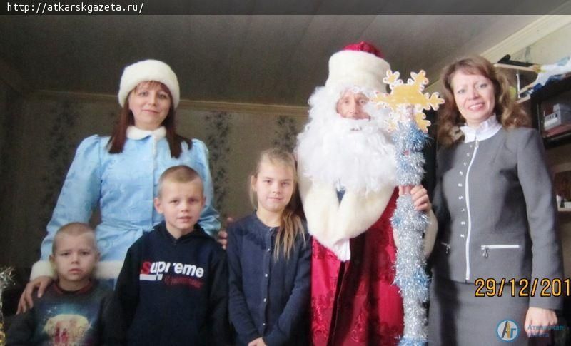Дед Мороз и Снегурочка из Общественного совета поздравили многодетную семью