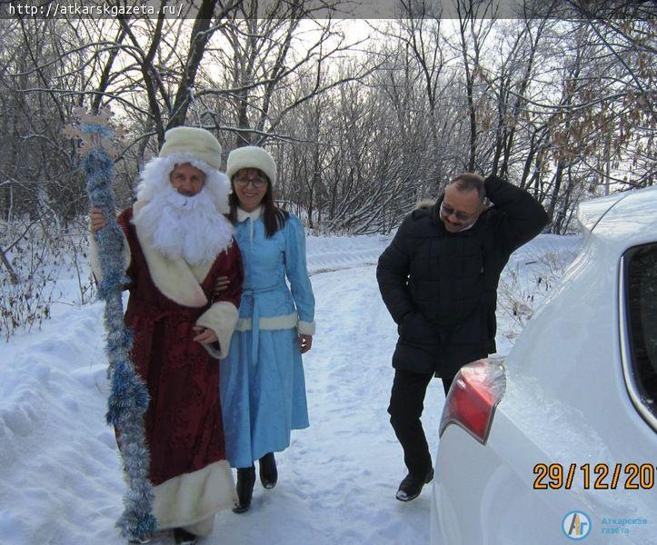 Дед Мороз и Снегурочка из Общественного совета поздравили многодетную семью