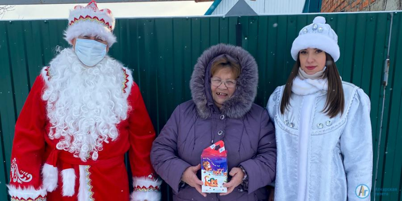 Дед Мороз и Снегурочка поздравили бывших педагогов школы №2 