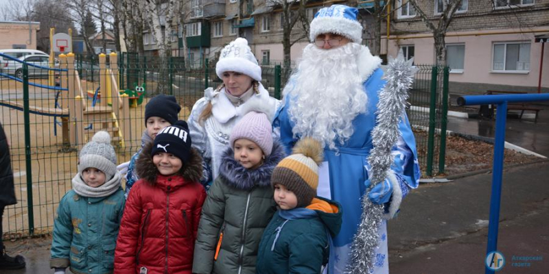 Дед Мороз поздравил детей во дворе "Радости и дружбы"