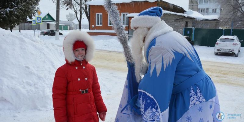 Дед Мороз приехал в Аткарск в ярко-красном кабриолете 