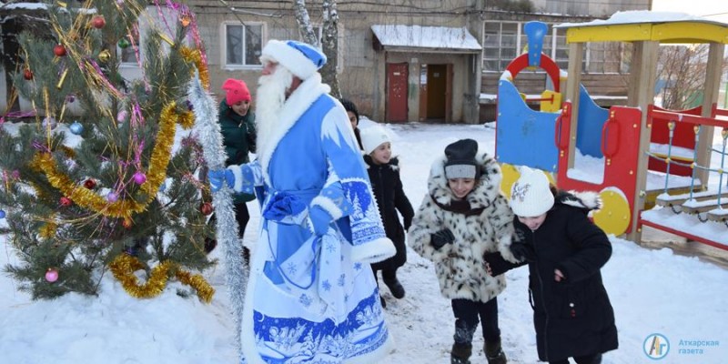 Дед Мороз привез праздник на улицу Бубнова