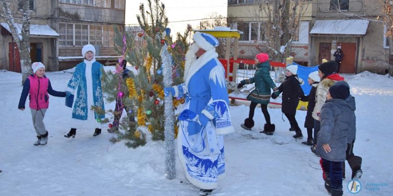 Дед Мороз привез праздник на улицу Бубнова