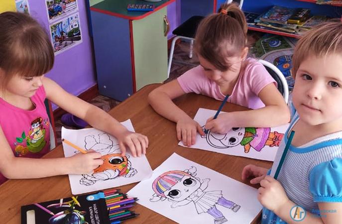 День цветных карандашей отметили в Большой Екатериновке