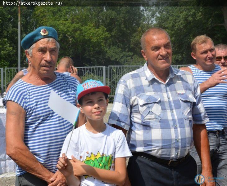 День ВДВ в Аткарске начался с бардовских песен (ФОТО)