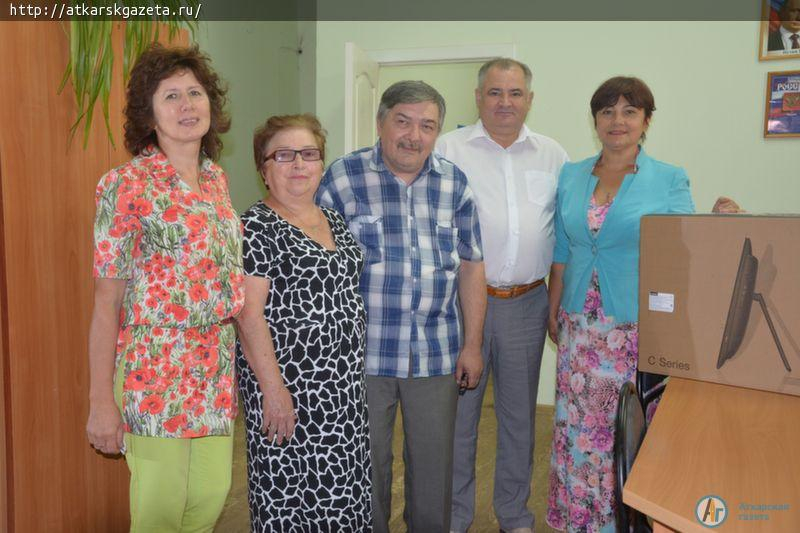 Депутат Анатолий ЦИПЯЩУК подарил компьютер Аткарскому обществу слепых
