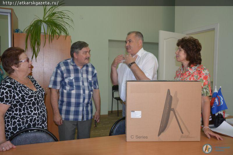 Депутат Анатолий ЦИПЯЩУК подарил компьютер Аткарскому обществу слепых