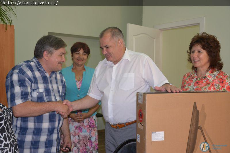 Депутат Анатолий ЦИПЯЩУК подарил компьютер Аткарскому обществу слепых