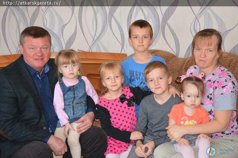 Депутат Госдумы поздравил многодетную маму и пообщался с тружениками полей (ФОТО)