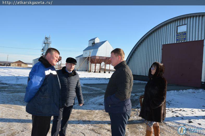 Депутат Госдумы поздравил многодетную маму и пообщался с тружениками полей (ФОТО)