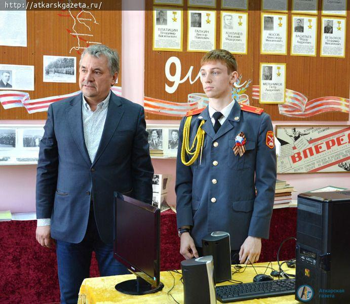 Депутат областной Думы Дмитрий ПЕТРОВ подарил школьному музею стенд ко Дню Победы