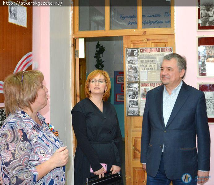 Депутат областной Думы Дмитрий ПЕТРОВ подарил школьному музею стенд ко Дню Победы