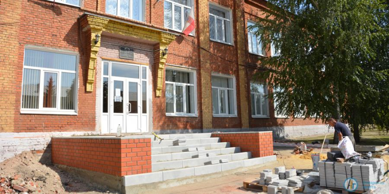 Депутат Петров оценил готовность аткарских школ к учебному году