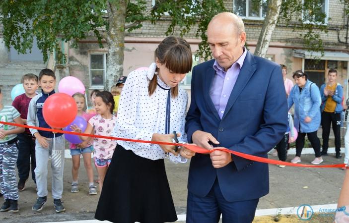 Десятки детей пришли сегодня на новую детскую площадку на Пушкина