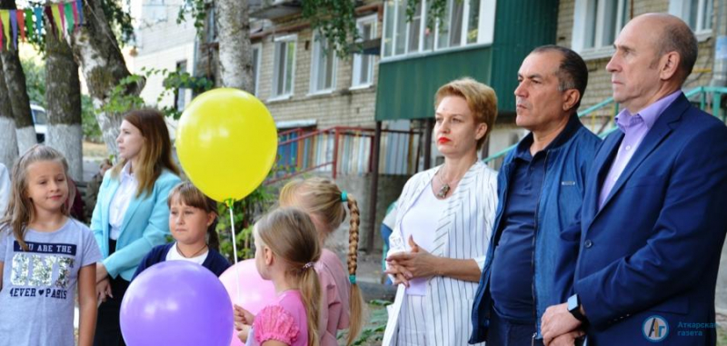 Десятки детей пришли сегодня на новую детскую площадку на Пушкина