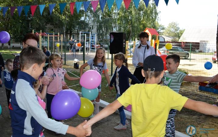 Десятки детей пришли сегодня на новую детскую площадку на Пушкина