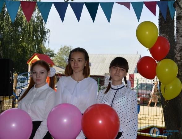 Десятки детей пришли сегодня на новую детскую площадку на Пушкина