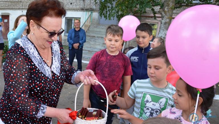 Десятки детей пришли сегодня на новую детскую площадку на Пушкина