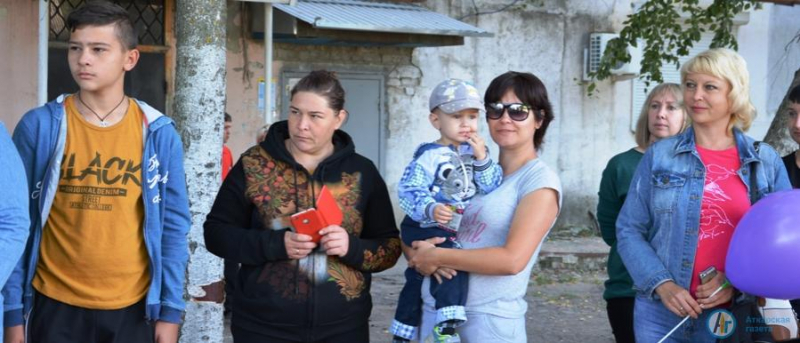 Десятки детей пришли сегодня на новую детскую площадку на Пушкина