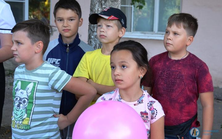 Десятки детей пришли сегодня на новую детскую площадку на Пушкина