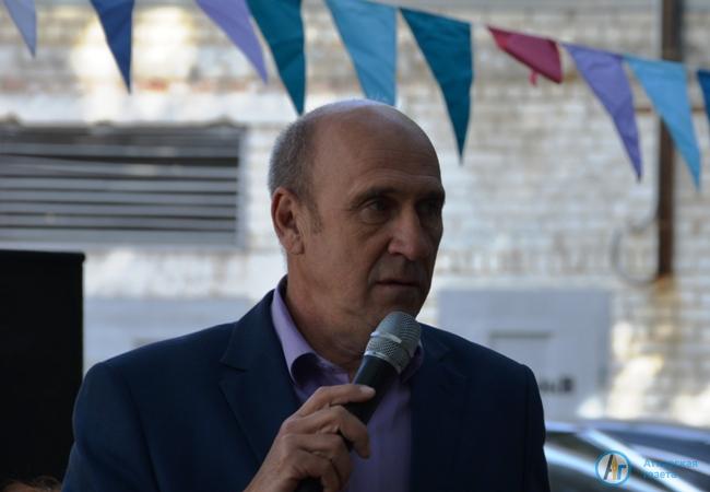 Десятки детей пришли сегодня на новую детскую площадку на Пушкина