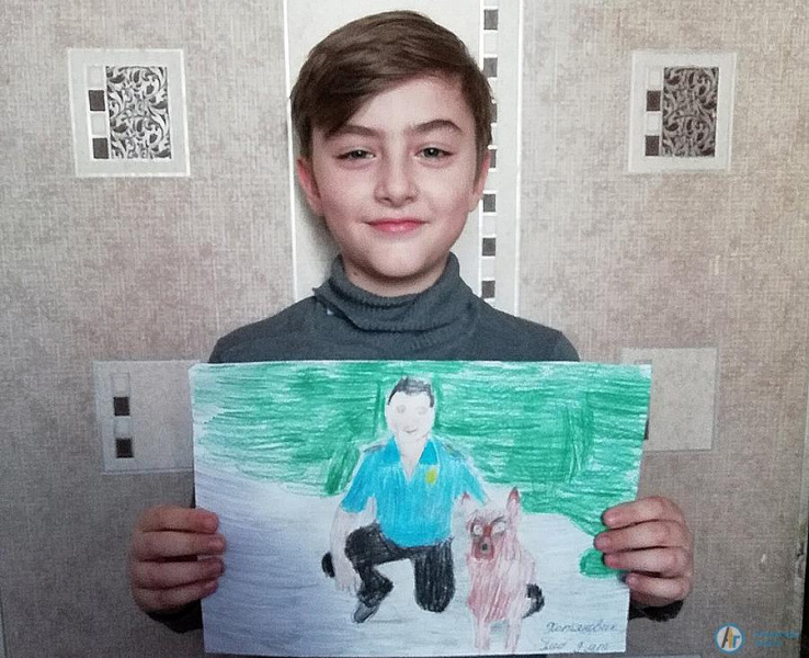 Дети аткарских полицейских нарисовали родителей на службе