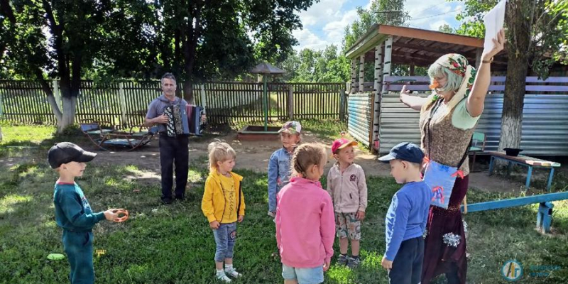 Детсадовцы поздравили с днем рождения вредную бабку из сказки 