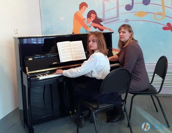 Детская школа искусств получила новое фортепиано