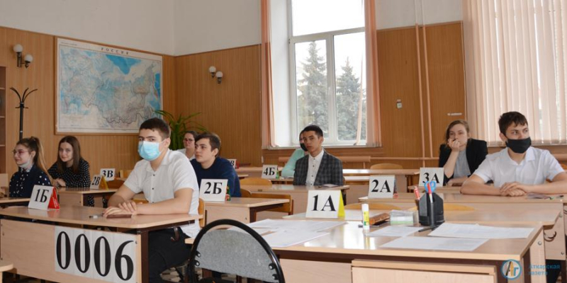 Девятиклассники сдают первый пробный экзамен